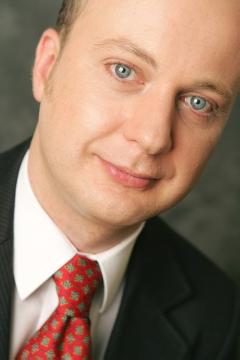 High-Resolution jpg; Portraitfoto; DI Peter M. Hofer; CEO; grauer Hintergrund