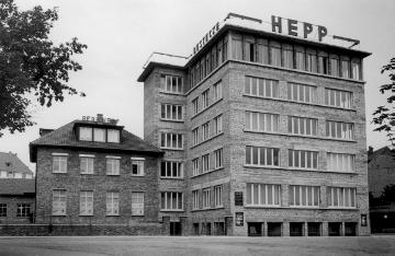1951 wurde das neue Fabrikgebäude in Pforzheim in Betrieb genommen, das bis 1980 Hauptsitz des Unternehmens war.

1951: The new factory building in Pforzheim is opened.