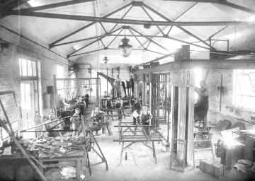 Ein Blick in die Hepp-Werkstätte von 1909.

A glimpse into the Hepp-workshop in 1909.