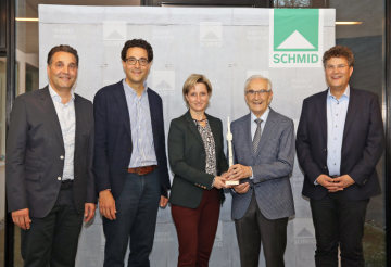 Firmengründer Matthäus Schmid mit seinen Söhnen Christian, Fridolin und Felix Schmid (v.l.n.r.) und der Ministerin Nicole Hoffmeister-Kraut sowie dem 2016 erhaltenen BIM-Award.