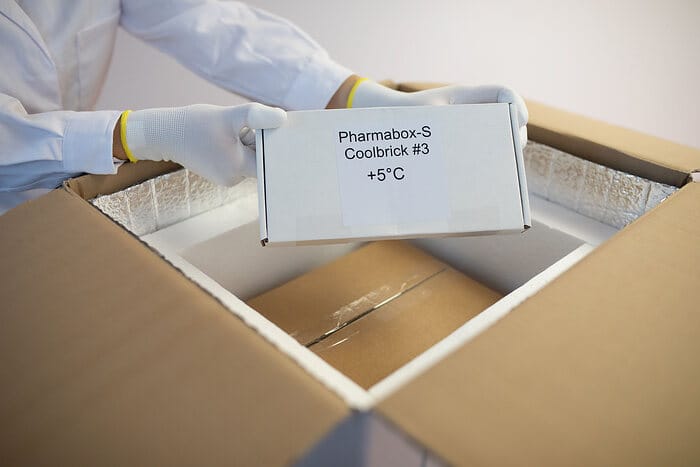 PNR45219 Ecocool-Pharmabox: Einlegen des Kühlakkus