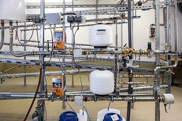 Die  Anlage stellt reale Bedingungen typischer Trinkwasserinstallationen, wie Stagnations- und Zirkulationsbetrieb bei Kalt- und Warmwasserdurchfluss, nach.
