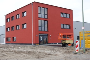 Das rund 600 Quadratmeter große Bürogebäude ermöglicht den Mitarbeitern mehr Raum für individuell gestaltete Arbeitsplätze.