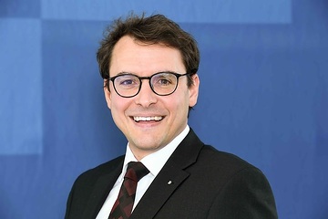 Portrait von Manfred Rauhmeier, Gründungsgeschäftsführer der Datenraum Mobilität GmbH
mdsbypi
mdsbawuepi
MDSprbildpoolDE
MDSprbildpoolEN