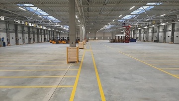 Auf einer Umschlagsfläche von 4500 Quadratmetern kommissioniert Raben hauptsächlich Waren für Transporte in den Süden und Osten Europas.