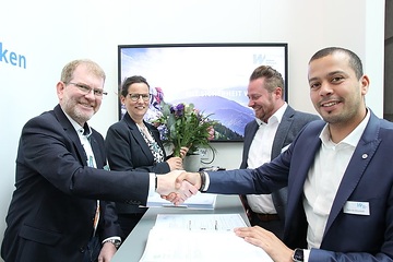 Vertragsunterzeichnung (v.l.: Raphael Hirtz, Yvonne Findeisen (Energy2market), Tobias Mann, Dominik Schwärzel (Wilken Software Group)