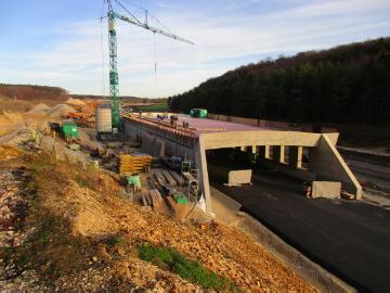 Sechs neue Brücken werden in dem Abschnitt zwischen Merklingen und Hohenstadt installiert
