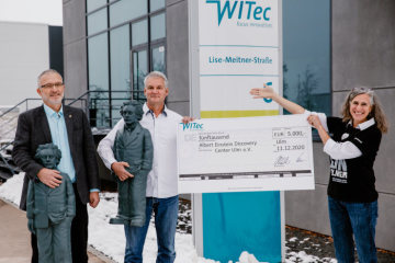 Die Geschäftsführer von WITec, Dr. Joachim Koenen (links) und Dr. Olaf Hollricher (Mitte), übergeben den Scheck an Dr. Nancy Hecker-Denschlag
