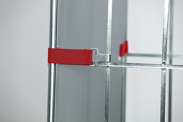 Roll-Safe wird mithilfe spezieller Bänder am Rollwagen flexibel montiert.