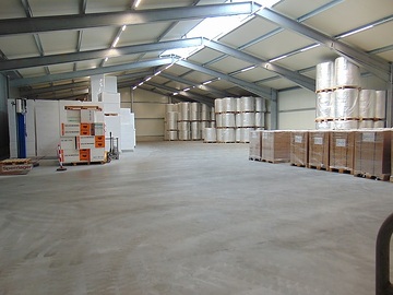 In der neuen Produktions- und Lagerhalle stellt Ecocool Kühlelemente und Transportverpackungen her.