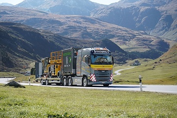 Ein elektrischer Designwerk Lkw mit 36 Tonnen und 900 kWh Batteriekapazität   auf dem Weg zum Julierpass in der Schweiz.
