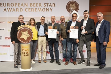 Der Award ist eine schöne Bestätigung für die außerordentliche Arbeit, die das Brauerei-Team von Gold Ochsen tagtäglich leistet. Bernhard Frey, Produktionsleiter (3. von rechts) und Martin Kleba, stellv. Leiter Qualitätsmanagement (2. von rechts) nahmen die Auszeichnung entgegen. 