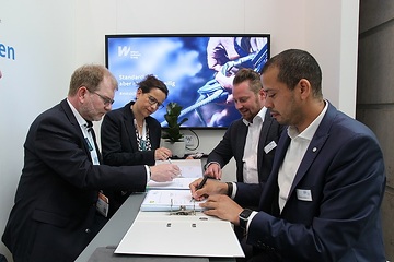 Vertragsunterzeichnung (v.l.: Raphael Hirtz, Yvonne Findeisen (beide Energy2market), Tobias Mann, Dominik Schwärzel (beide Wilken Software Group))